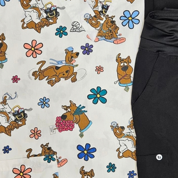 Scooby-Doo Scrub Set - Picture 2 of 2